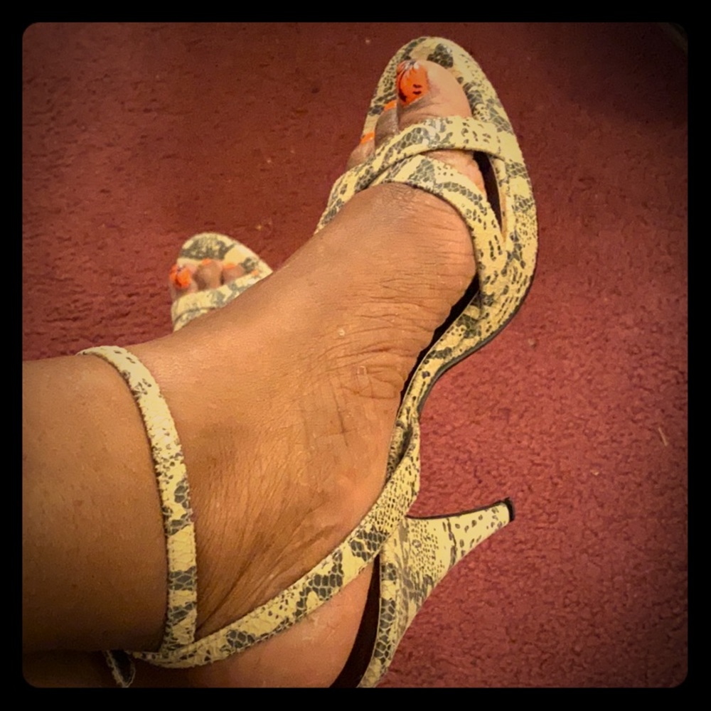 Pale yellow print heels